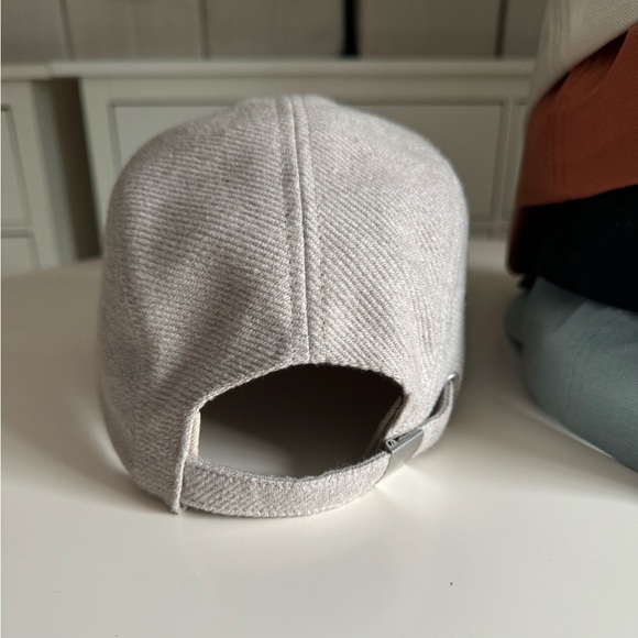 Bundle of 5 everlane caps - Picture 4 of 6